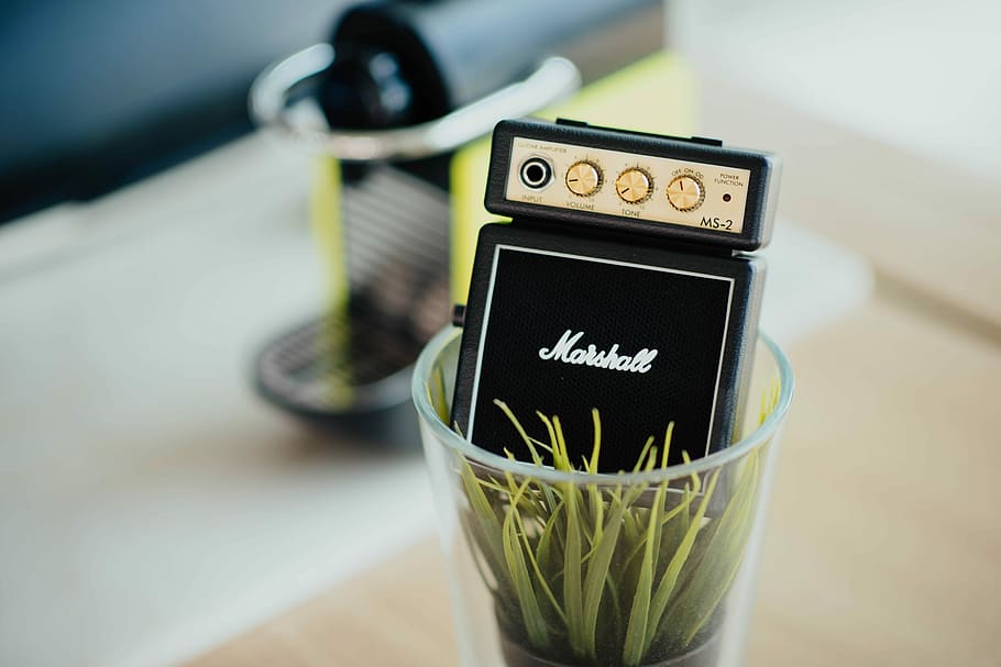 black Marshall electric guitar component, black Marshall guitar effect on clear drinking glass HD wallpaper