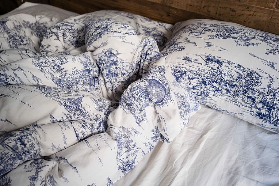 blue and white pillow on white bed, white-and-blue comforter set HD wallpaper