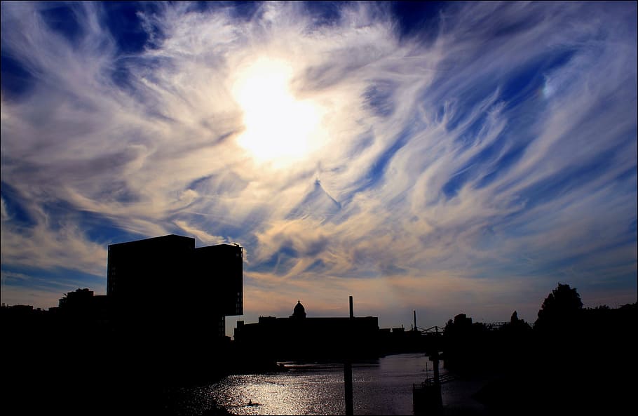 city, city view, back light, silhouette, dramatic sky, in the lens