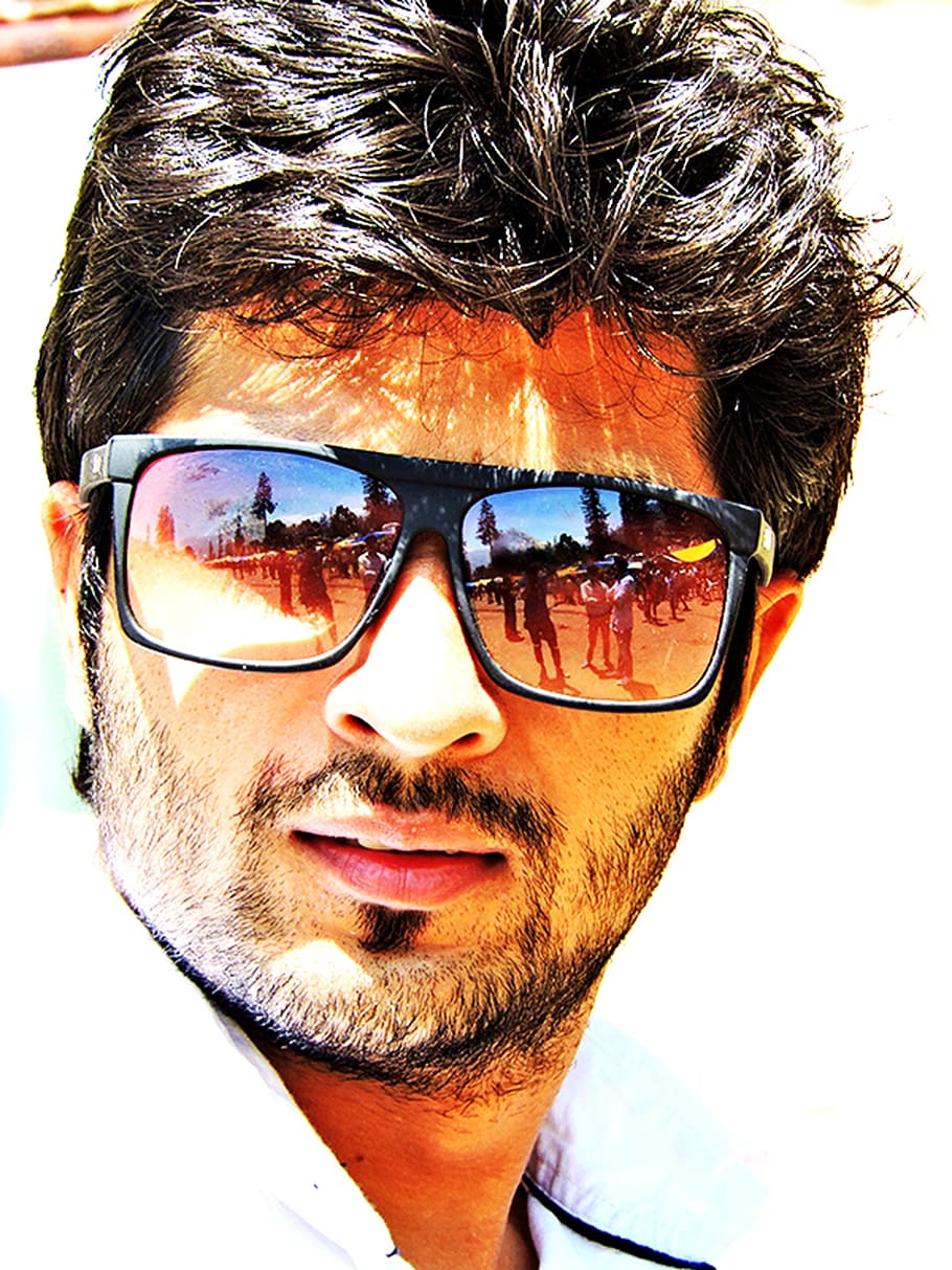man wearing black framed sunglasses in close-up photography HD wallpaper