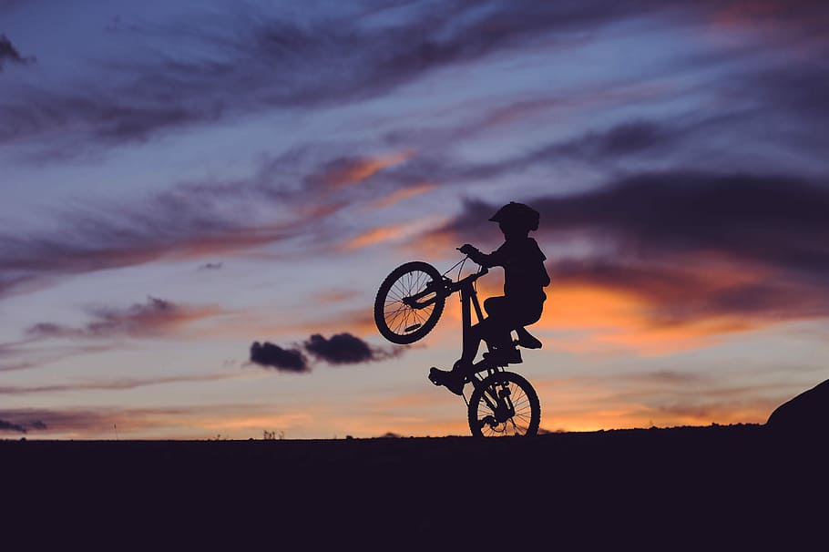 silhouette of child riding on bike, silhouette of person riding bicycle during golden hour, HD wallpaper