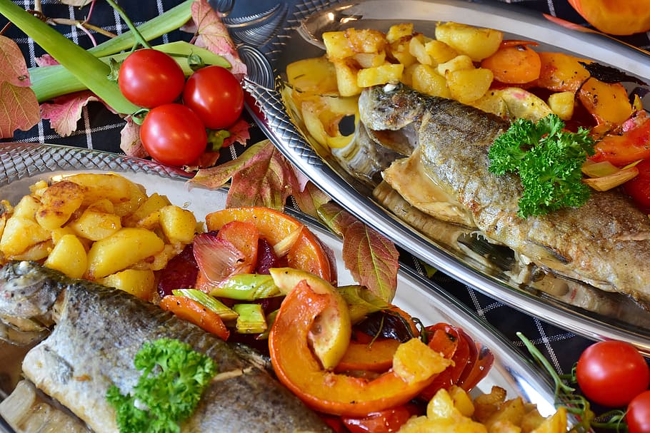 fried fish with tomatoes, trout, fry, vegetables, pumpkin, beetroot