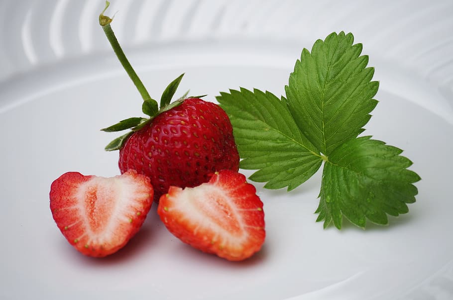 slice strawberry in plate, strawberries, fruit, red, eat, health, HD wallpaper
