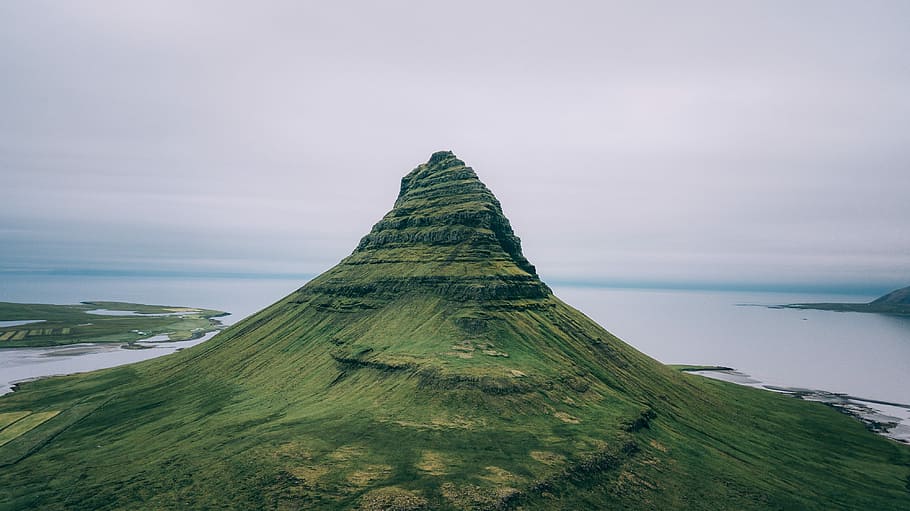 Kirkjufell Top, landscape photogaraphy of green mountain, hill HD wallpaper