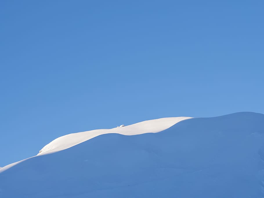 Blue Mountain, snow dune under blue sky at daytime, texture, copy space HD wallpaper