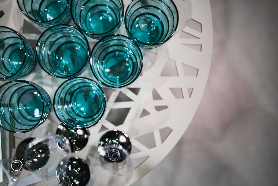 White table with cyan glasses, drink, glassware, glass - Material HD wallpaper
