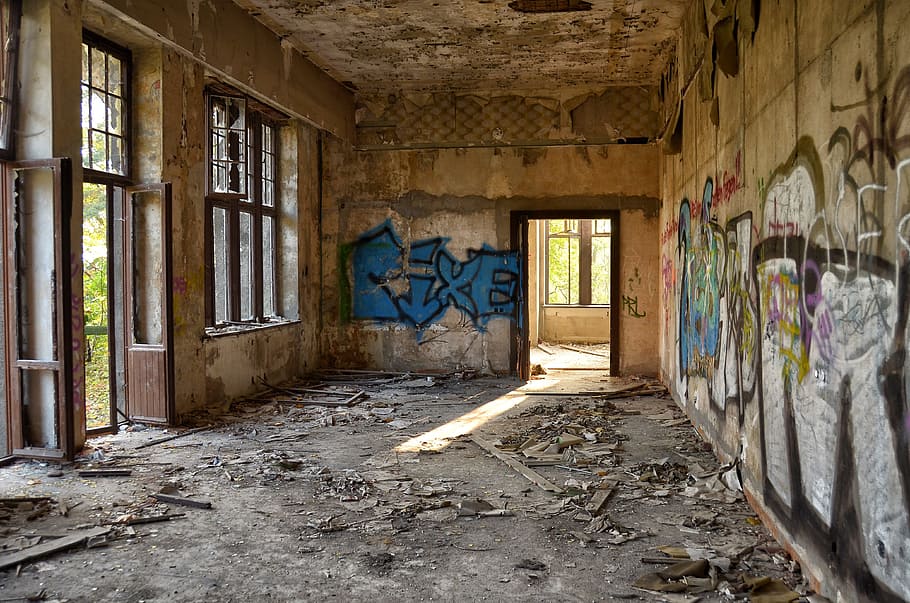 graffiti on wall inside run-down building, ruin, villa, lapsed HD wallpaper