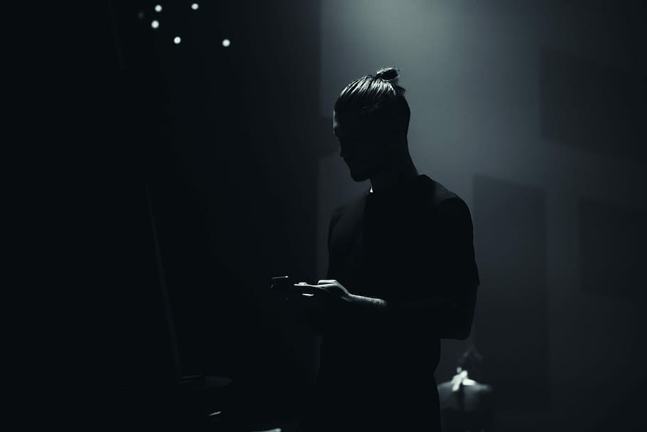 man wearing black t-shirt, silhouette photo of man standing at stage HD wallpaper