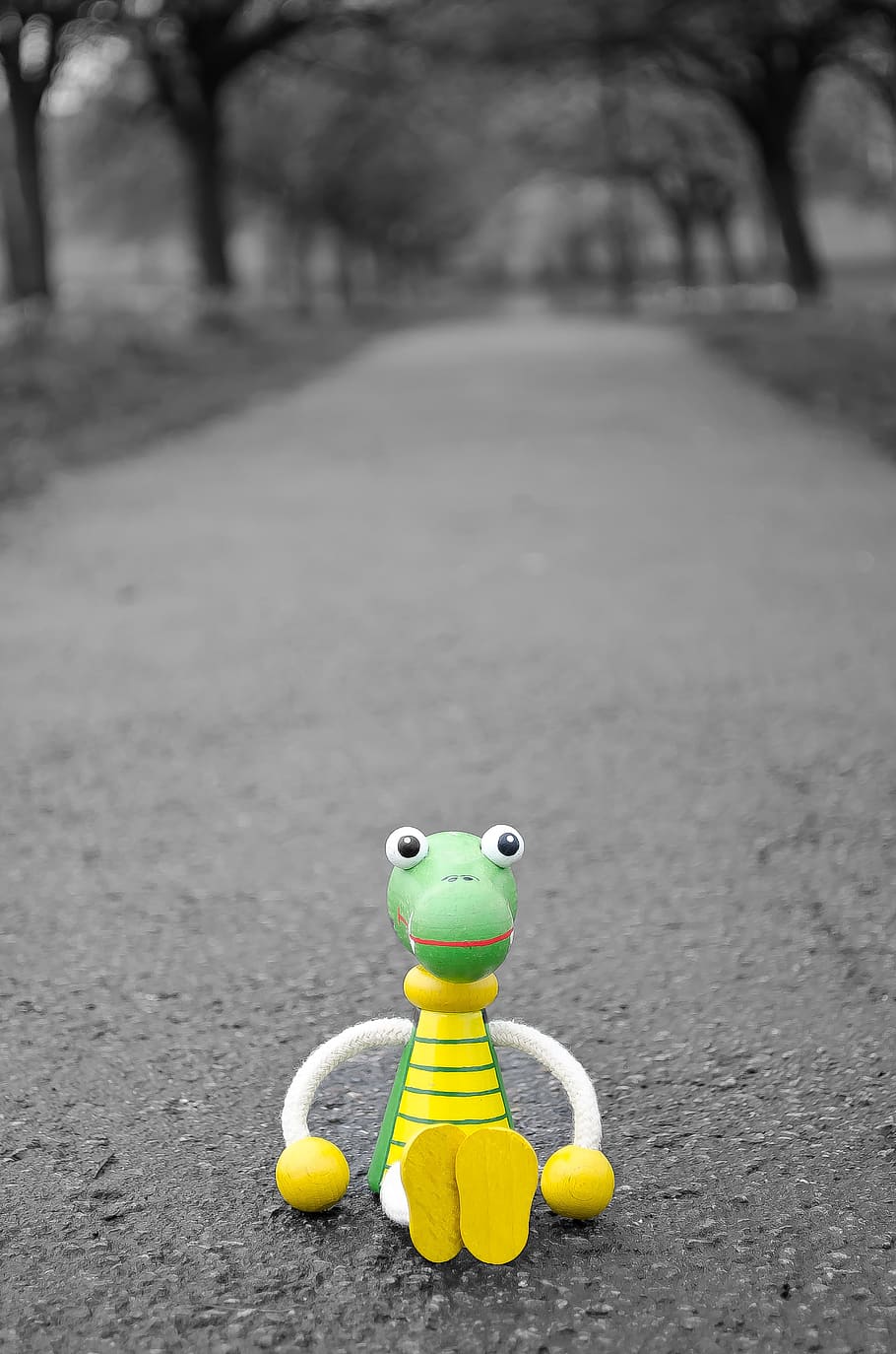 Lost, Toy, Crocodile, Puppet, Wood, bench, park, abandoned HD wallpaper