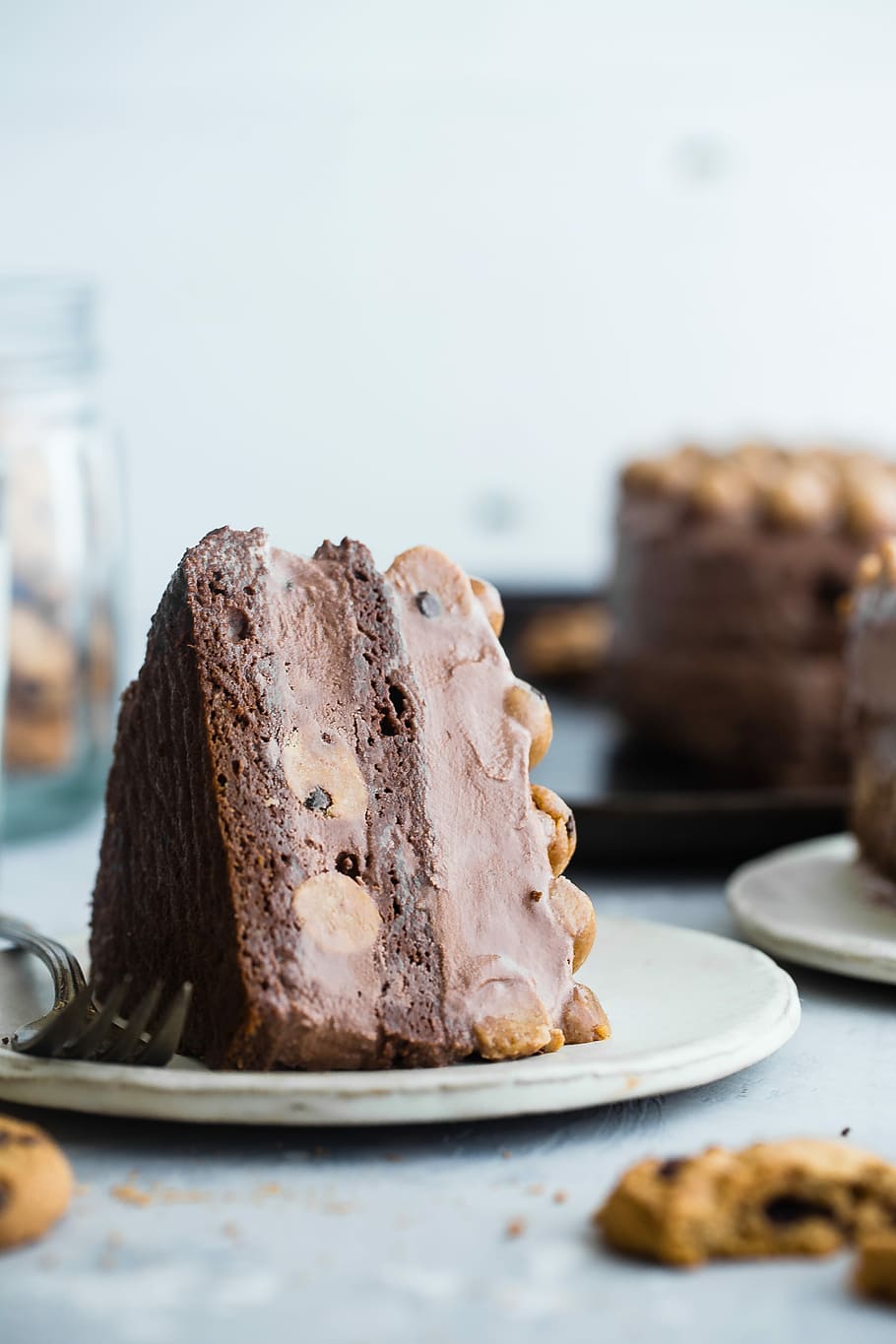 slice of chocolate cake on white ceramic saucer, selective focus photography of cake slice HD wallpaper