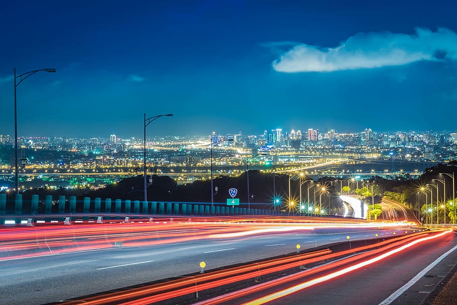 roadway with street lights, time lapse of high way during nighttime HD wallpaper