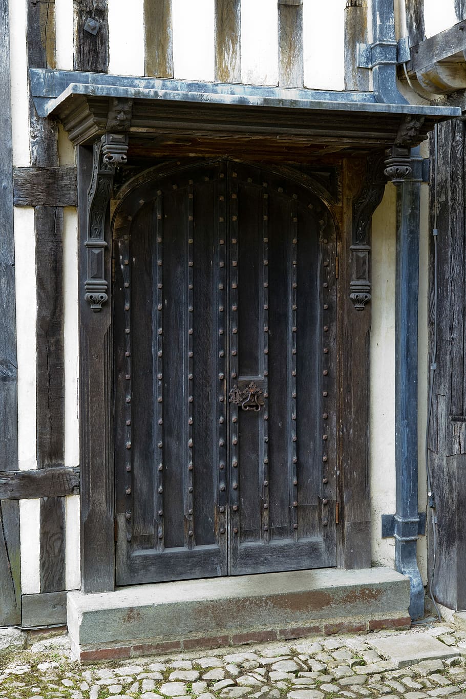 Medieval Oak Door And Surround, Canopy, lead roof, lead rainwater pipe, HD wallpaper