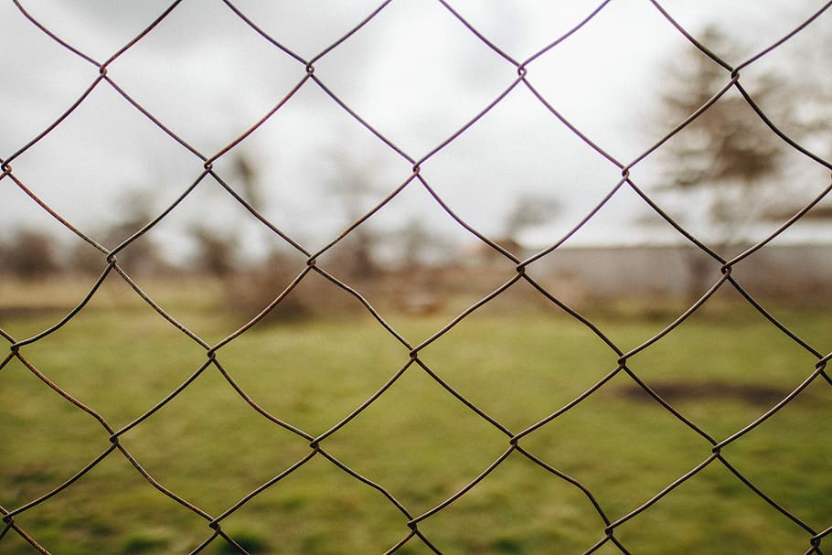 Линия забора. Спереди забор а по бокам сетка. Blast Fence. Cyclone Fence. Fence out