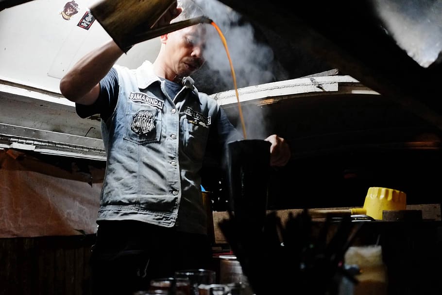 man pouring liquid, man holding a teapot pouring a cup, guy, amel HD wallpaper