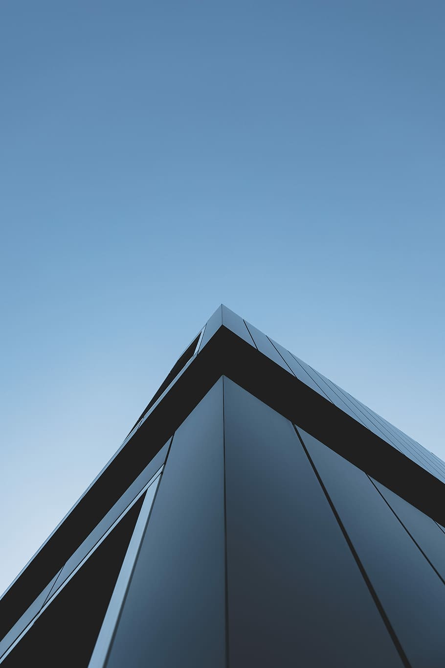shallow focus photography of gray concrete building under blue sky HD wallpaper