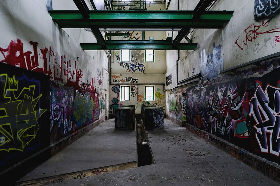 gray narrow pathway in between walls inside building, indoor building photography of graffiti walls HD wallpaper