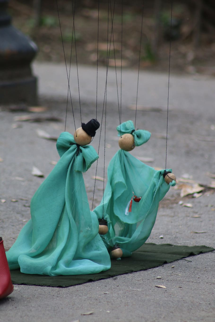 dolls, theater, handling, people, day, green color, focus on foreground HD wallpaper