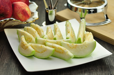 plate of slice guavas, fruit, dim sum, food and drink, healthy eating HD wallpaper