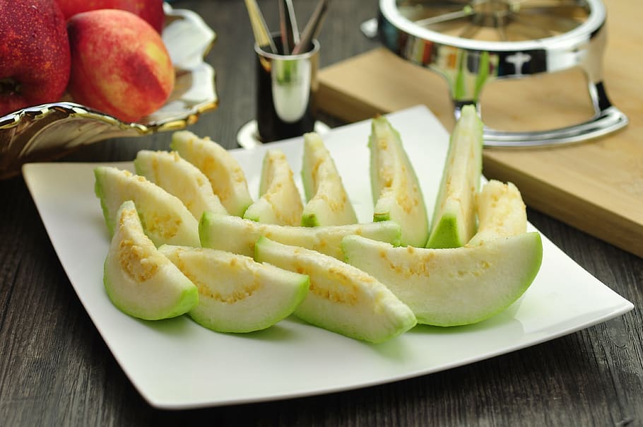 plate of slice guavas, fruit, dim sum, food and drink, healthy eating HD wallpaper