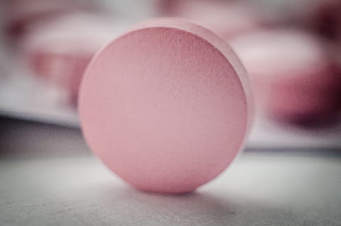 selective focus photography of round pink medicinal pill, medications HD wallpaper
