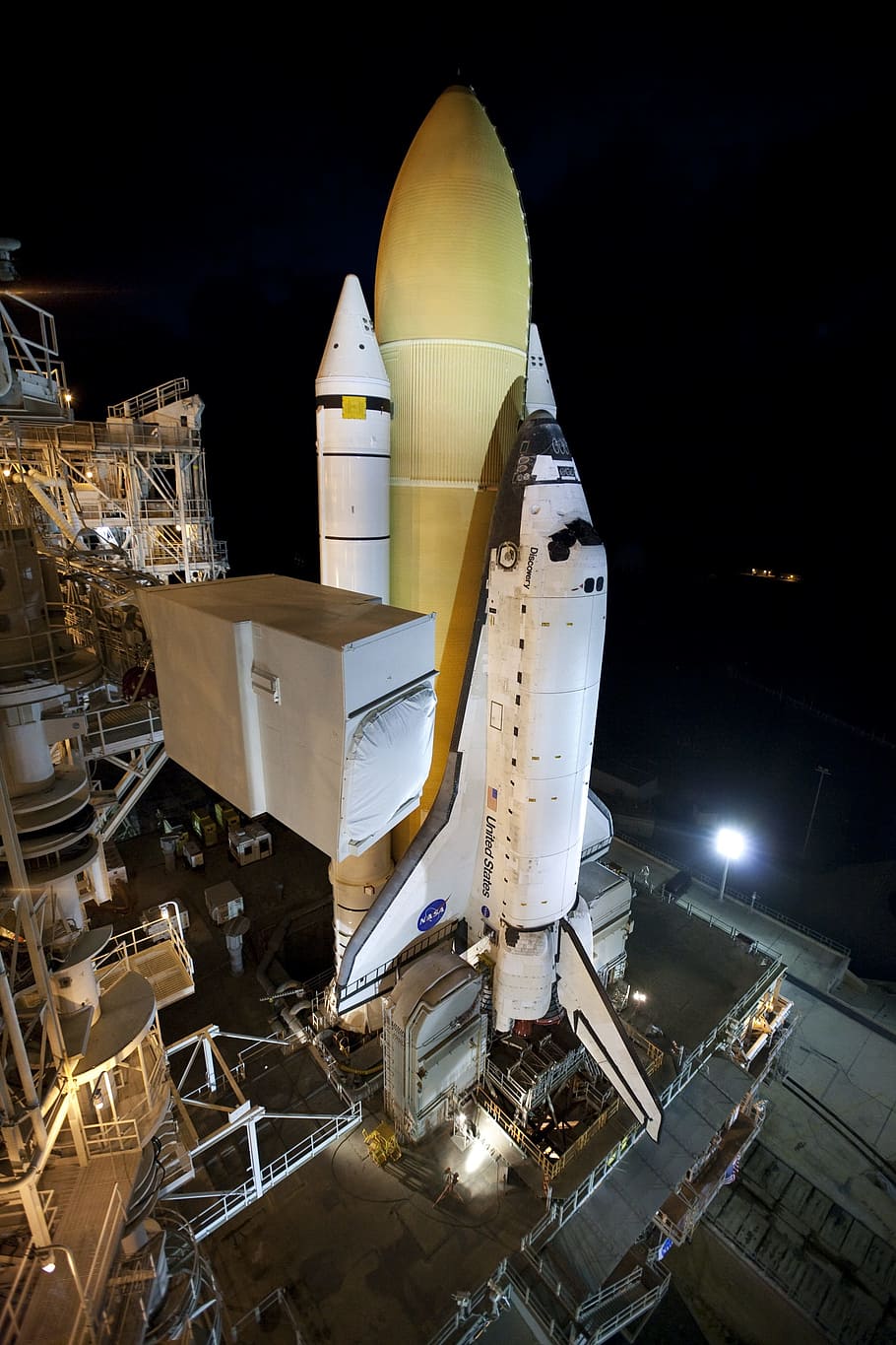 rocket about to launch, discovery space shuttle, rollout, launch pad, HD wallpaper