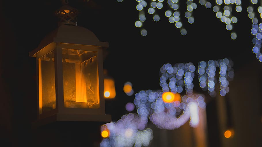 shallow focus of lantern, lighted white metal lantern bokeh photography HD wallpaper