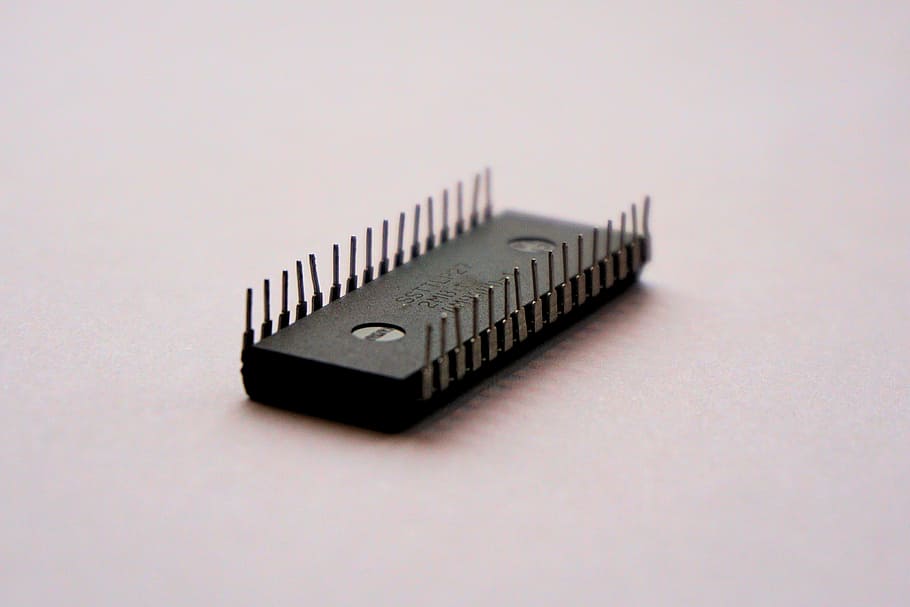 32-pin IC lying on white surface, chip, computer chip, ram HD wallpaper