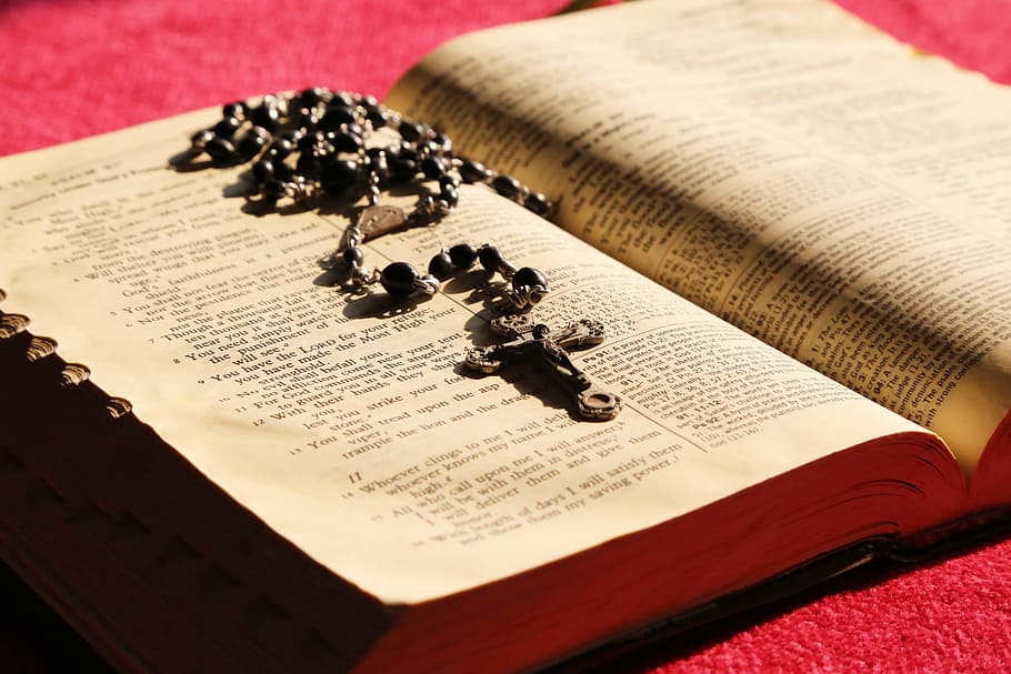 brown rosary on open book, bible, prayer, holy, christianity, HD wallpaper