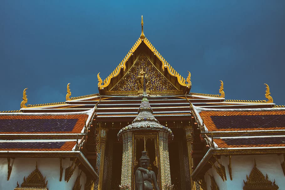 Wide angle shot of a classic old temple in Bangkok, the capital of Thailand, HD wallpaper