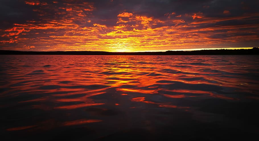 ocean during sunset, ocean water under cloudy skies during orange sunset HD wallpaper