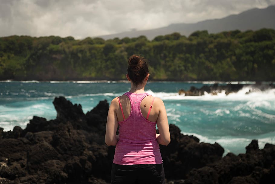 person standing on rock, woman in front of body of wter, wafe HD wallpaper