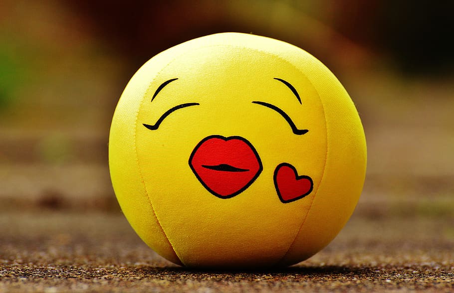 HD wallpaper: Smiley, Kiss, Heart, Love, valentine's day, funny, yellow,  sweet | Wallpaper Flare