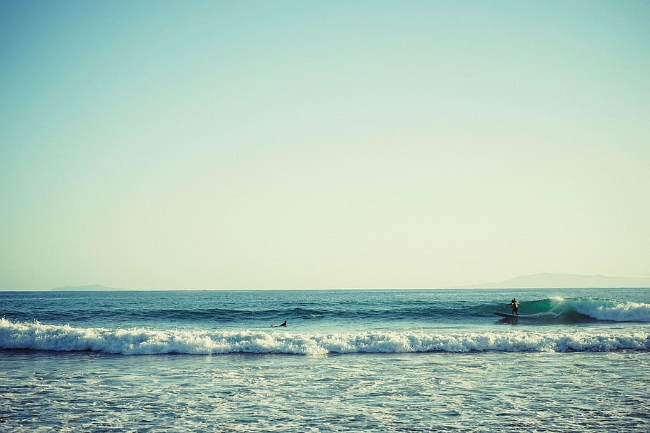 sea waves splashing on shore, raging, daytime, surfing, surfer HD wallpaper