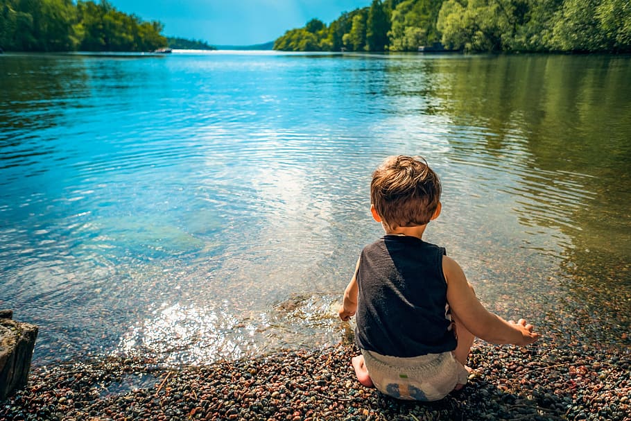 boy in black tank top sitting on sea shore, child, lake, water, HD wallpaper