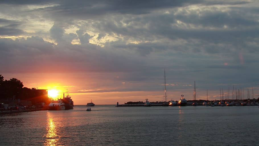 sunset, sea, sailing, beautiful, romantic, evening, sky, clouds HD wallpaper