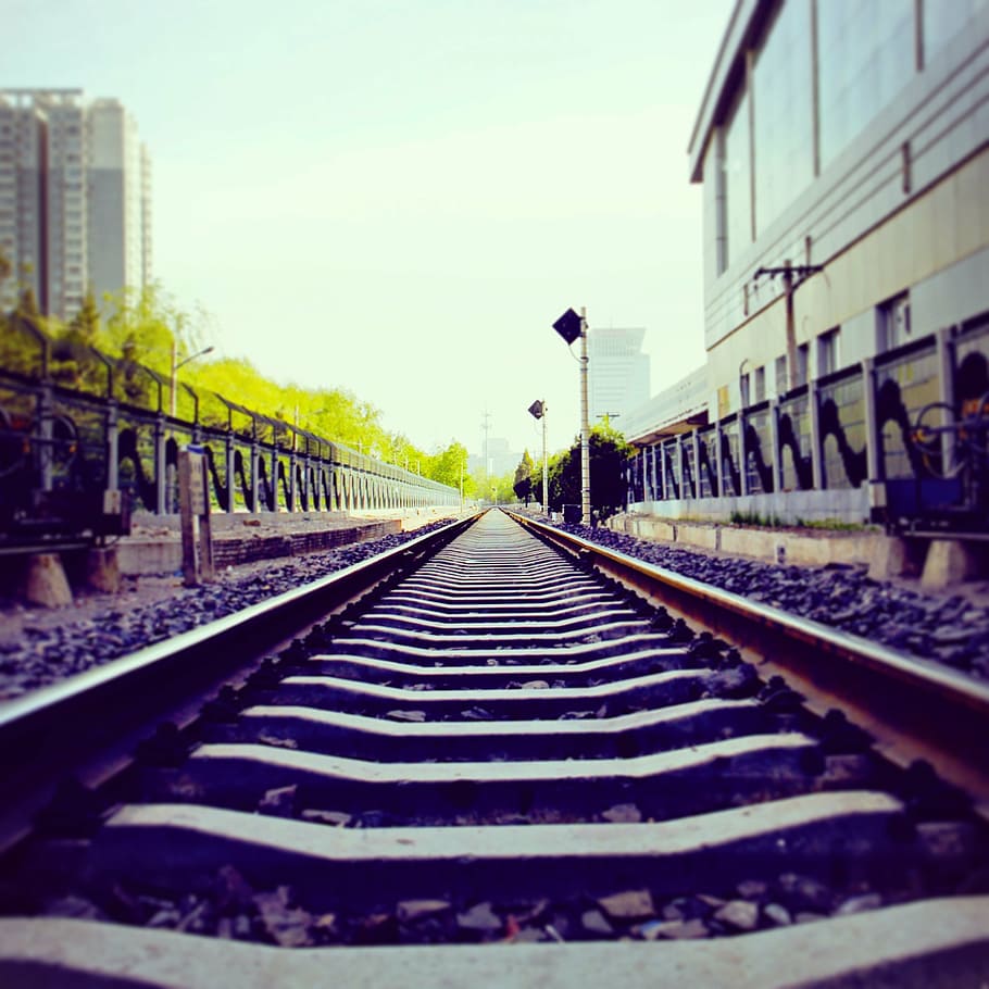 train tracks near brown building, railway, path, urban, prospective, HD wallpaper