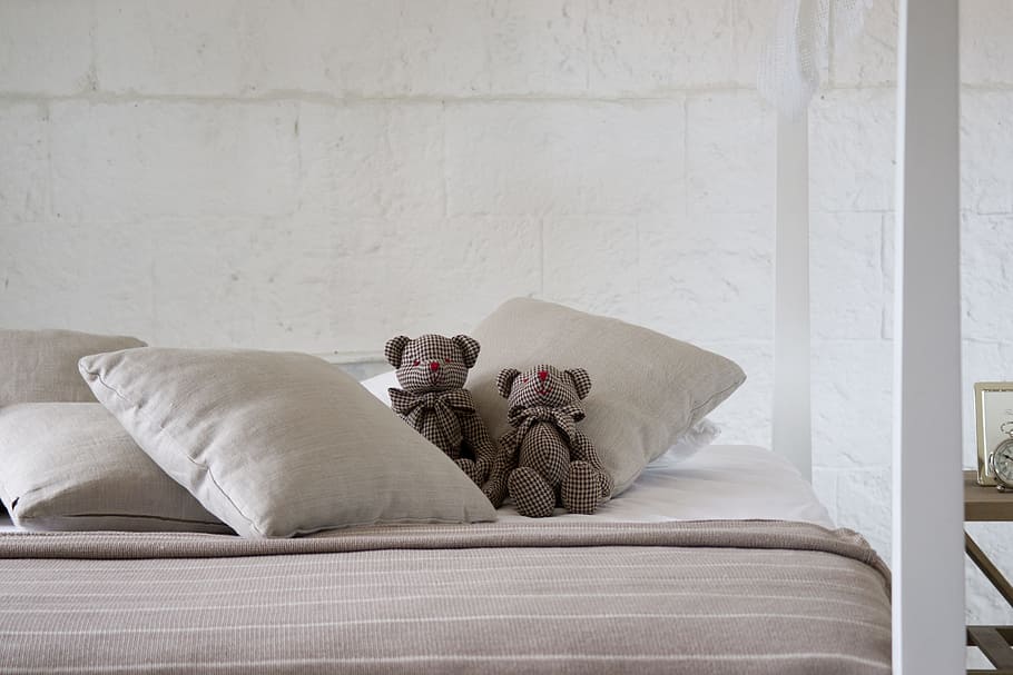 two gray bear knit dolls, bed, sleep, sheets, room, teddy bear HD wallpaper