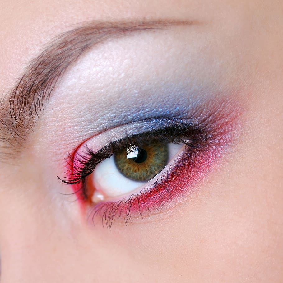 close up photography of woman's eye with eyes hadow makeup, eye shadow