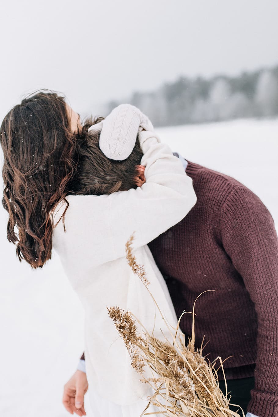 Woman Hugging Man in Black Sweatshirt, blurred background, cold HD wallpaper