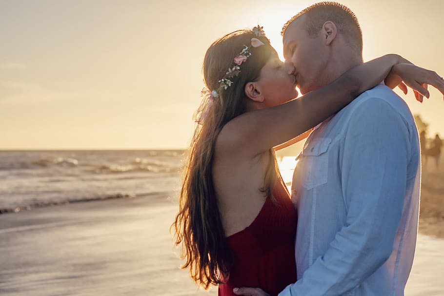 sea, dawn, sunset, man, affection, backlit, beach, couple, dusk HD wallpaper