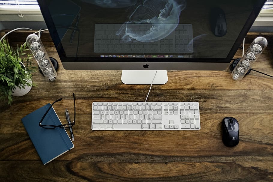 silver iMac near keyboard, mouse, and eyeglasses, silver iMac on brown wooden table HD wallpaper