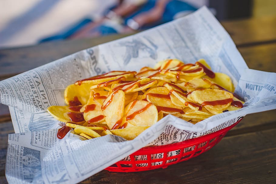 plate, potatoes, blur, chips, close-up, container, focus, potato chips HD wallpaper