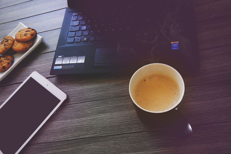 laptop computer and mug on table, coffee break, office, drink HD wallpaper