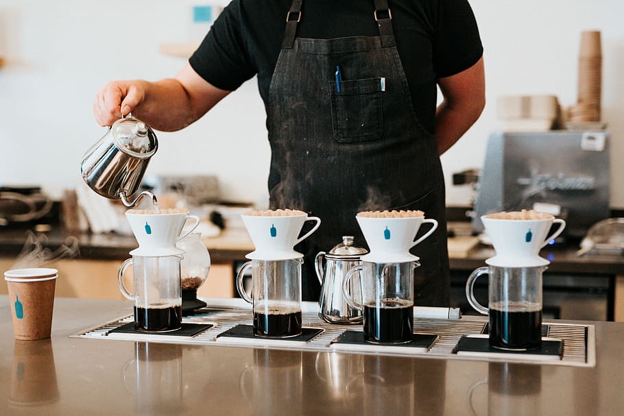 barista pouring hot water in cup, person pouring coffees on mugs HD wallpaper