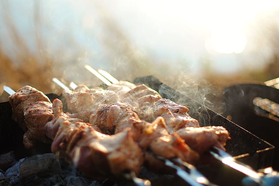 closed up photo of skewered meat on grill, shish kebab, kubny plan