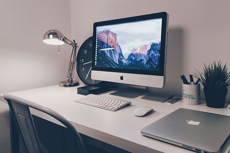 Studio office desktop with computer keyboard, lamp and mouse HD wallpaper
