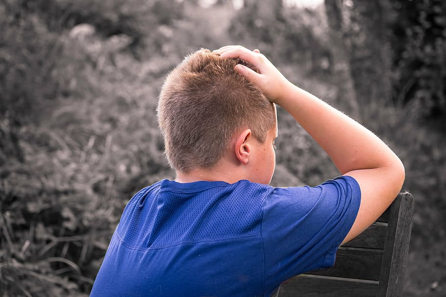 photography of boy wearing blue crew-neck t-shirt, child, sad HD wallpaper