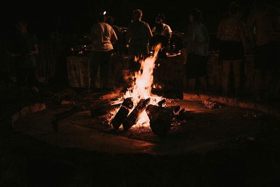 bonfire, burning bonfire, log, wood, heat, hot, orange, red, glow HD wallpaper