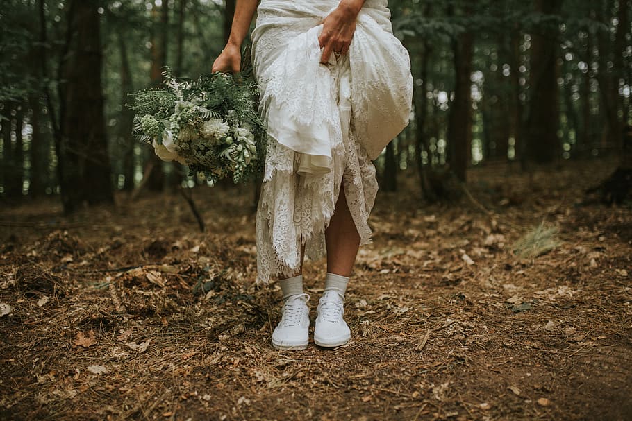 Bride in the woods, woman standing white holding white flowers in forest HD wallpaper