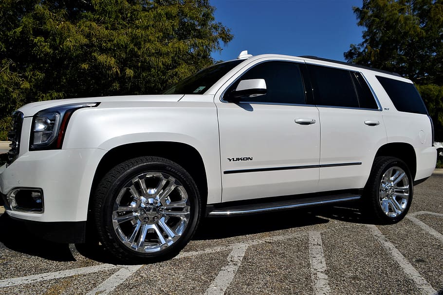 white SUV parked near green leafed tree, gmc yukon, sports utility vehicle, HD wallpaper